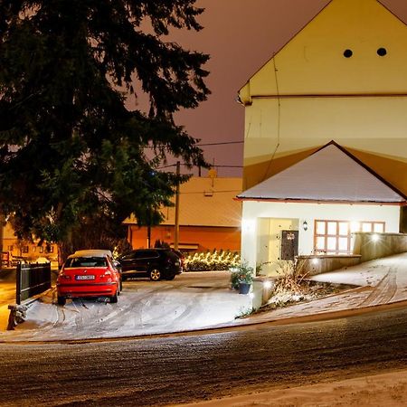 ホテル Restaurace A Penzion Pod Hradem Zlín エクステリア 写真