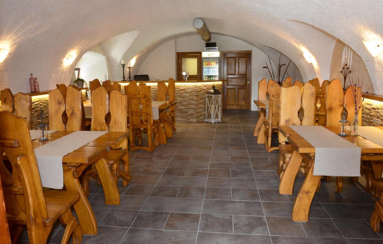 ホテル Restaurace A Penzion Pod Hradem Zlín エクステリア 写真