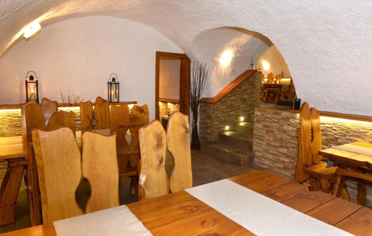 ホテル Restaurace A Penzion Pod Hradem Zlín エクステリア 写真